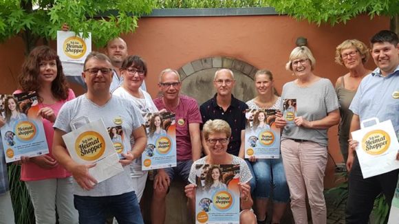 Kaufleute mit den Einkaufstaschen "Ich bin Heimatshopper"